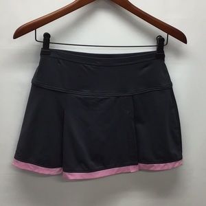 Bolle' gray stretch skort with pink trim.  EUC